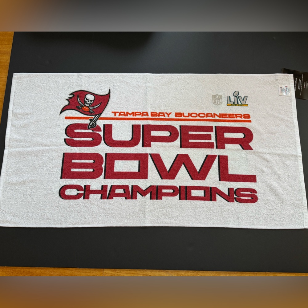 Tampa Bay Buccaneers Red Super Bowl Champions Towel reversible red/white. New